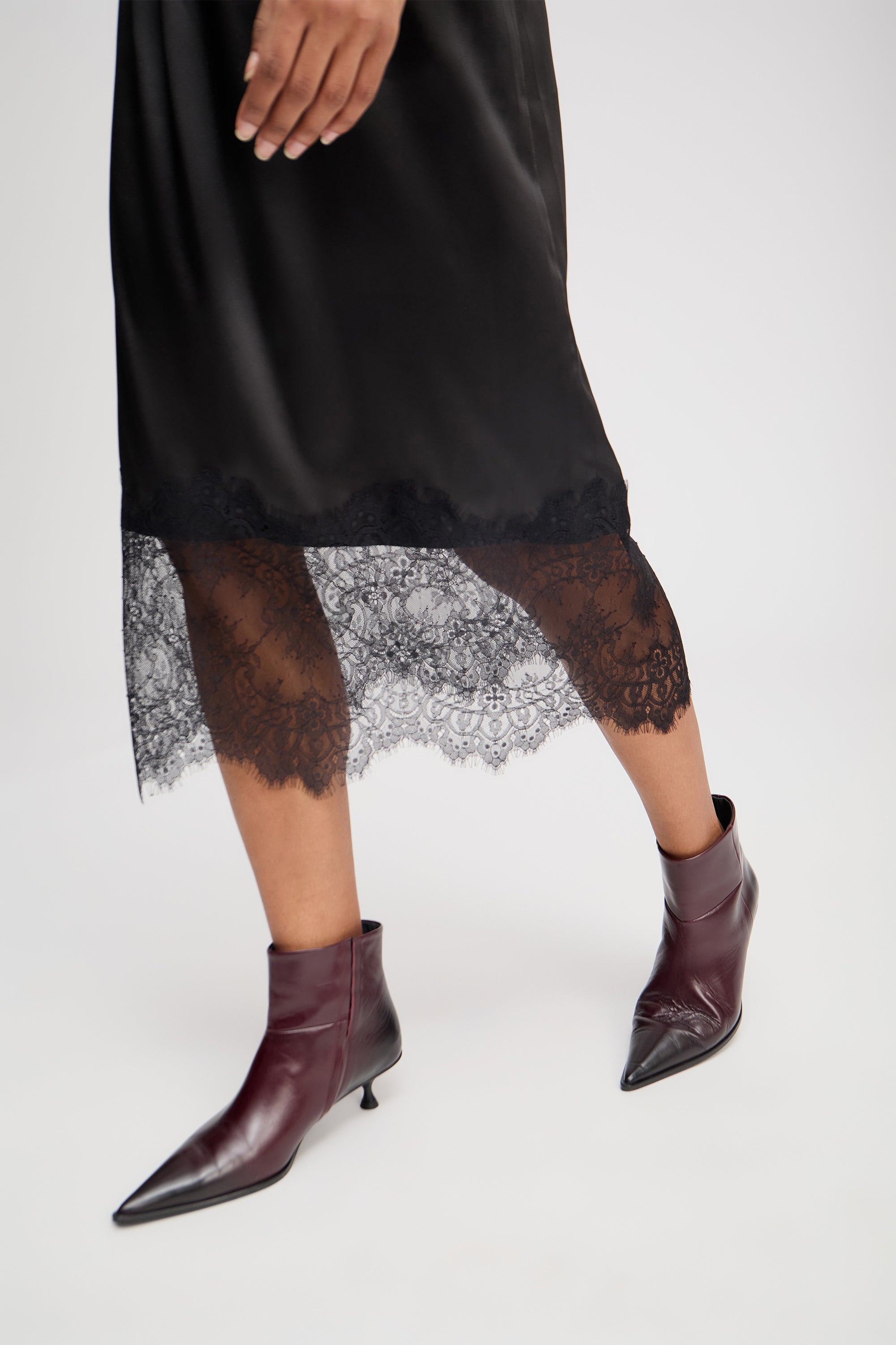 LATOSHA SLIP - BLACK